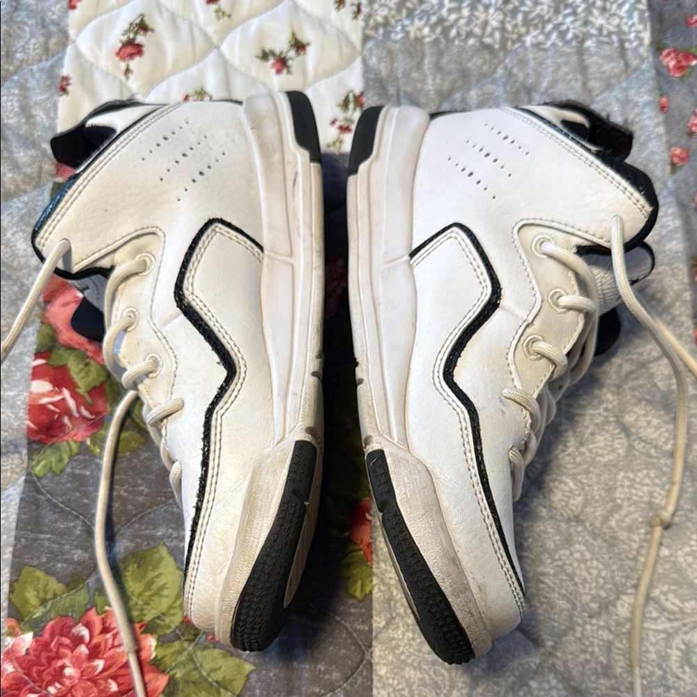 Nike White and Black Sneakers Classic Design - Picture 3 of 8
